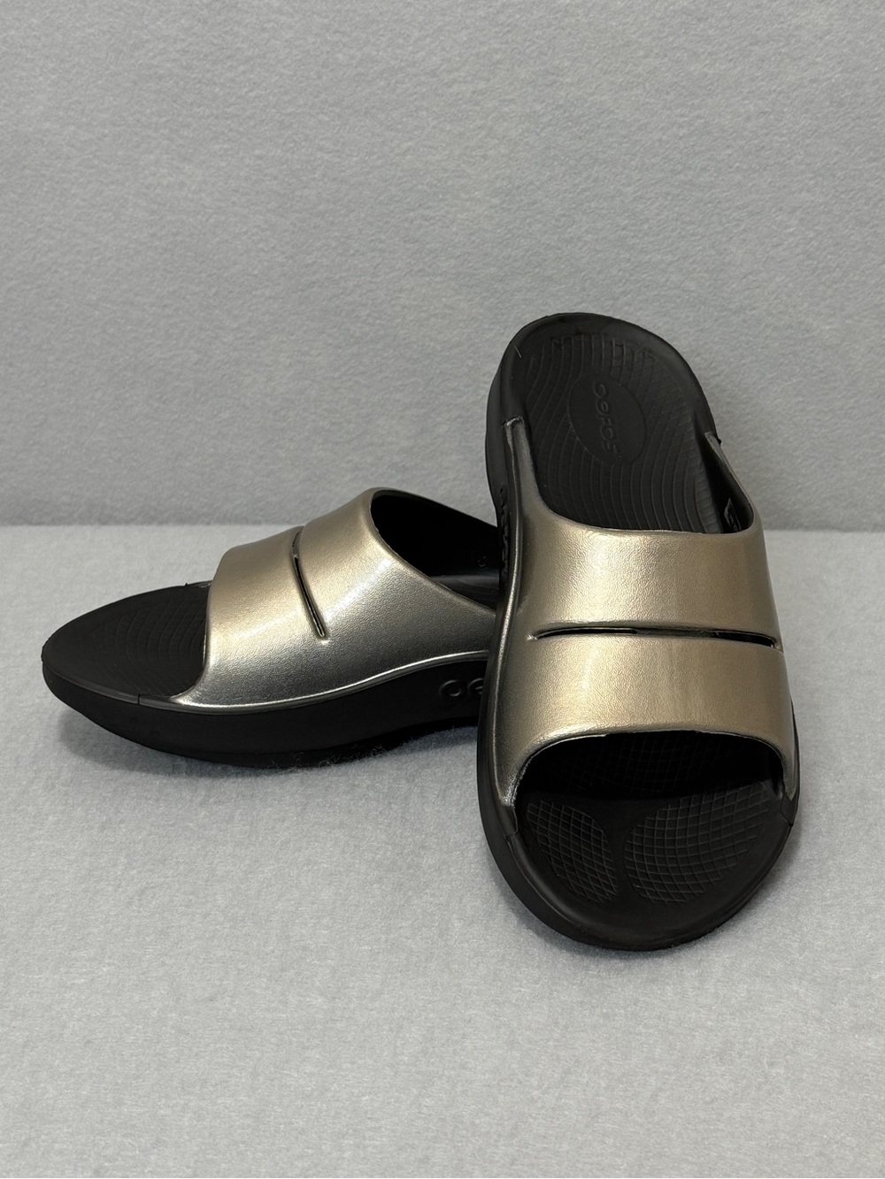 OOFOS OOahh W9/M7 Recovery Slide Sandal Metallic Gold Black Sole Comfort Support
